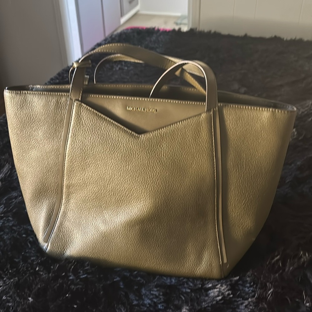 beautiful bag now that I am retired not using such a big bag